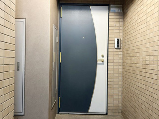 【その他共用部分】 | 皆様をお迎えする、お部屋の玄関ドア。開けやすさや開放角度、ドアノブの操作しやすさや鍵の形状などを、現地で一度ご確認ください。～即日のご見学可能～　お問合せはお気軽にどうぞ。