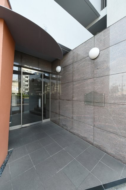 新宿区西落合２丁目の賃貸マンションのエントランス