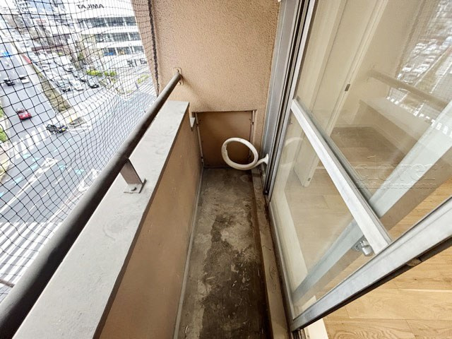 【バルコニー】 | 志村ハビテーション | 小さめのバルコニーです。とはいえ室外機を置く、あるいは気分転換を行うといった実用性能は十分に確保。～即日のご見学可能～　お問合せはお気軽にどうぞ。