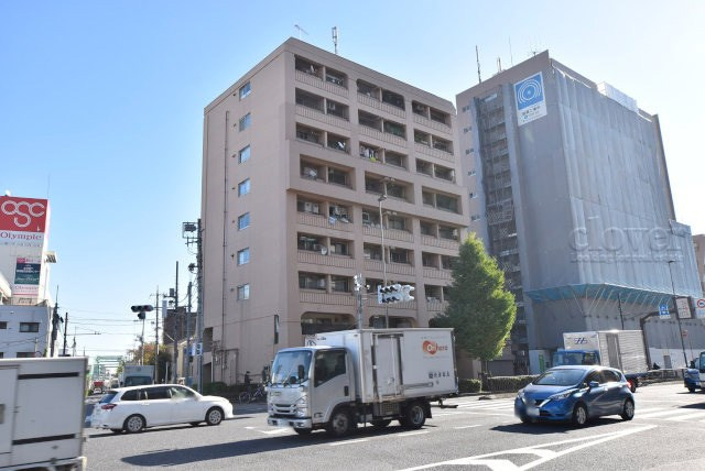 【外観】 | 志村ハビテーション | 手入れの行き届いた外壁やエントランスなど、「見ればわかる」レベルで清潔感を保ったマンションです。築年数を感じさせない姿で皆様をお出迎えします。～即日のご見学可能～　お問合せはお気軽にどうぞ。