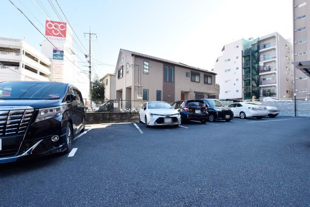 【駐車場】 | 志村ハビテーション | マンションの駐車場スペース。空きの有無や駐車料金、サイズ規定などについては、改めてお問い合わせください。～即日のご見学可能～　お問合せはお気軽にどうぞ。
