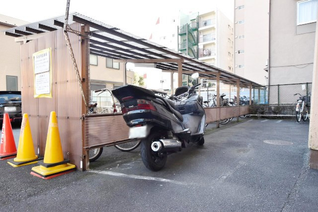 【駐車場】 | 志村ハビテーション | バイク置き場。空き区画の有無や駐輪料金、サイズおよび排気量規定などについては、改めてお問い合わせください。～即日のご見学可能～　お問合せはお気軽にどうぞ。