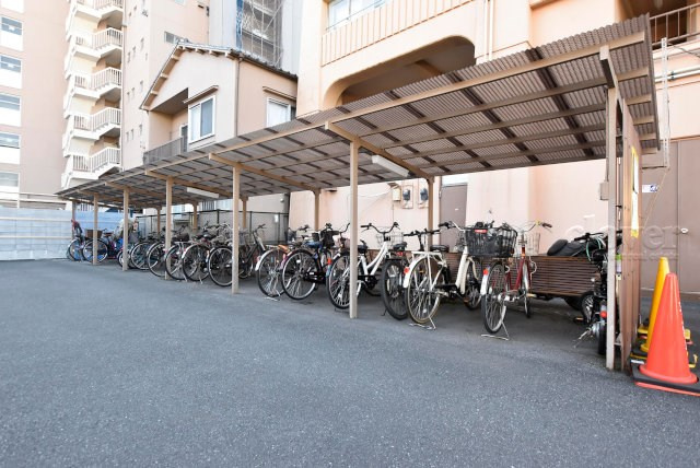 【駐輪場】 | 志村ハビテーション | 自転車置き場。マンションの共用部にあたります。空きの有無や駐輪料金、各戸の台数制限などについては、改めてお問い合わせください。～即日のご見学可能～　お問合せはお気軽にどうぞ。