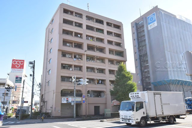 【外観】 | 志村ハビテーション | 青空によく映える建物です。手入れの行き届いた外壁やマンション正面エントランスなど、綺麗な姿をぜひ一度、現地にてご覧ください。～即日のご見学可能～　お問合せはお気軽にどうぞ。