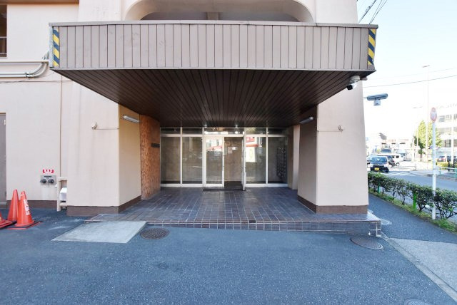【エントランス】 | 志村ハビテーション | お客様を、そして住人を出迎えてくれるマンションのエントランス。ゴミが落ちていないことからも、管理状態の良さや住民の節度の高さが見て取れます。～即日のご見学可能～　お問合せはお気軽にどうぞ。