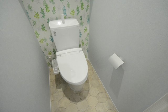 温水洗浄便座付きのトイレです♪