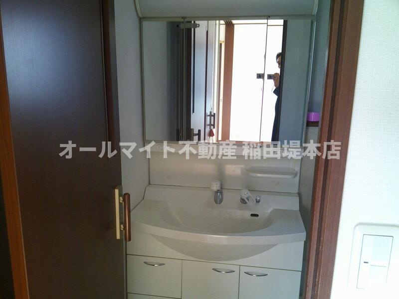 稲城市矢野口のアパートの洗面所