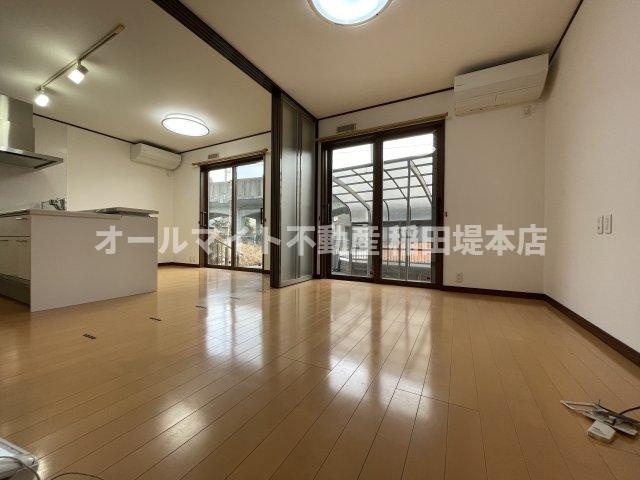 稲城市矢野口のアパートの居間・リビング