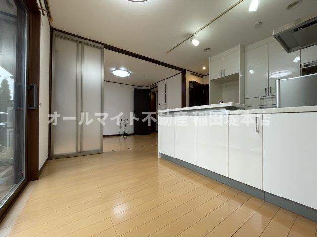 稲城市矢野口のアパートの居間・リビング
