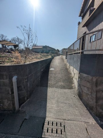 呉市焼山中央1丁目　土地の前面道路含む現地写真
