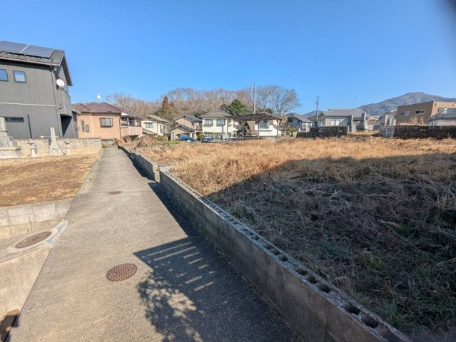 呉市焼山中央1丁目　土地の前面道路含む現地写真