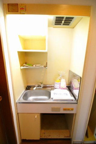 エスポワール泉のキッチン|退去前の為別部屋になります。