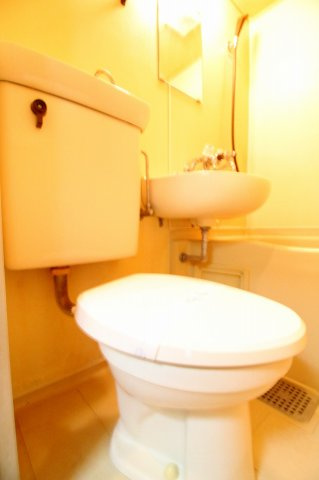 エスポワール泉のトイレ|退去前の為別部屋になります。