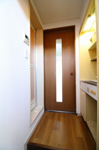 エスポワール泉の玄関|退去前の為別部屋になります。