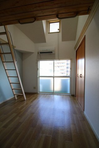 エスポワール泉の居間・リビング|退去前の為別部屋になります。