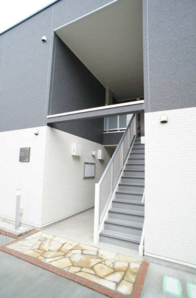 川崎市麻生区王禅寺西２丁目のアパートのエントランス