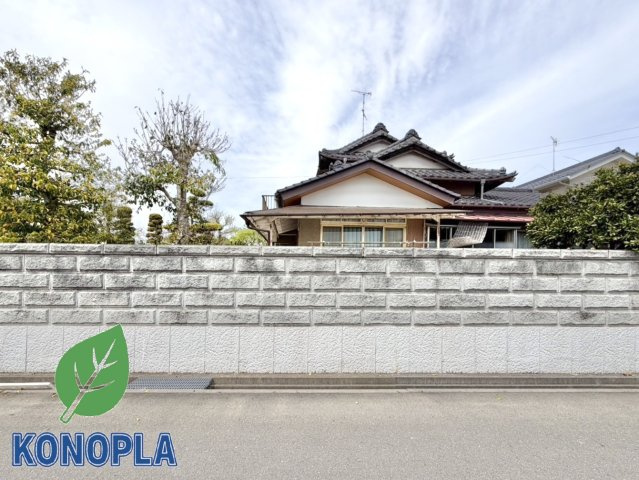 【中古戸建】羽生市大字上岩瀬の外観|■外観｜外壁や樹木が視線を遮り、プライバシー空間を守ります。防犯にも良いですね♪