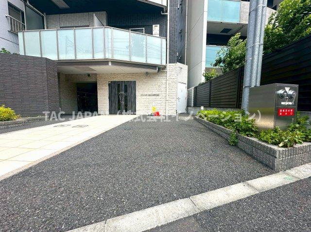 GROWS西日暮里の駐車場|敷地内の駐車場（月額25,000円）に空きがあります。
※空き状況はご確認ください。