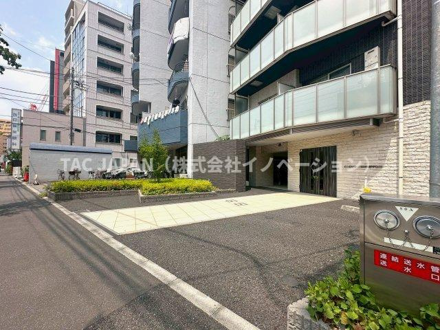 GROWS西日暮里の外観|京成本線「新三河島駅」まで徒歩3分。エントランスを出て歩道付きの道をまっすぐ12分歩けば山手線「西日暮里駅」に到着です。