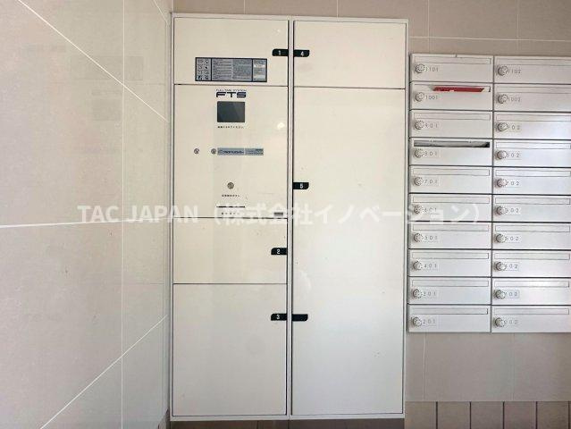 GROWS西日暮里のエントランス|【宅配ボックス】
不在時でも荷物を受け取れますので、盗難の心配がなく「置き配」より安心ですね。