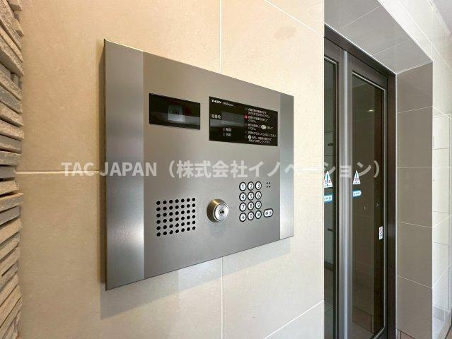 GROWS西日暮里のエントランス|【カラーモニター付オートロック】
お部屋からエントランスの来訪者を確認できるカラーモニター付きオートロック完備。