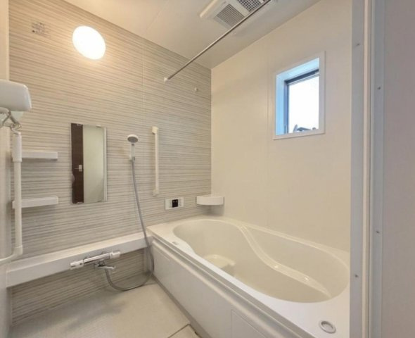 常滑市市場町４丁目　中古戸建の浴室