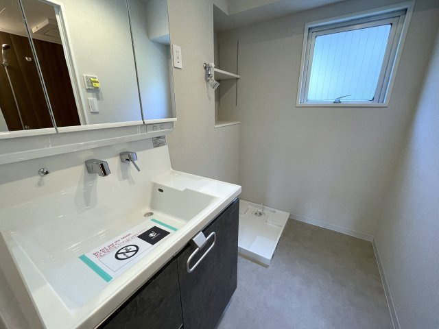 中途半端なリノベではない！玄関開けて、室内ぜーんぶ取っ払い、イチから組み立てちゃいました！な、『ダイアパレス東寺尾』リノベーションの独立洗面台|独立洗面台、朝の身支度には欠かせません