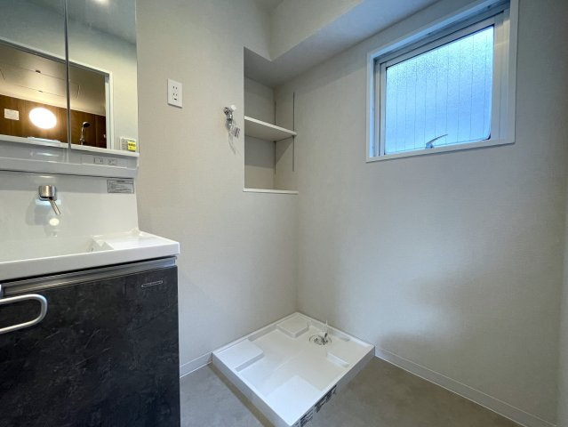 中途半端なリノベではない！玄関開けて、室内ぜーんぶ取っ払い、イチから組み立てちゃいました！な、『ダイアパレス東寺尾』リノベーションのランドリースペース