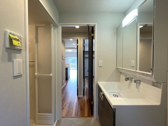 中途半端なリノベではない！玄関開けて、室内ぜーんぶ取っ払い、イチから組み立てちゃいました！な、『ダイアパレス東寺尾』リノベーションの独立洗面台|独立洗面台です