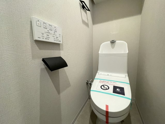 中途半端なリノベではない！玄関開けて、室内ぜーんぶ取っ払い、イチから組み立てちゃいました！な、『ダイアパレス東寺尾』リノベーションのトイレ|コンパクトで使いやすいトイレです