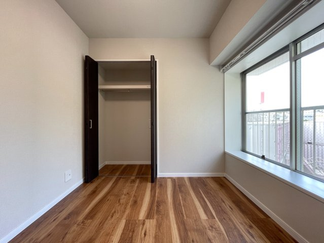 中途半端なリノベではない！玄関開けて、室内ぜーんぶ取っ払い、イチから組み立てちゃいました！な、『ダイアパレス東寺尾』リノベーションの洋室|個人の部屋や寝室として使える洋室です