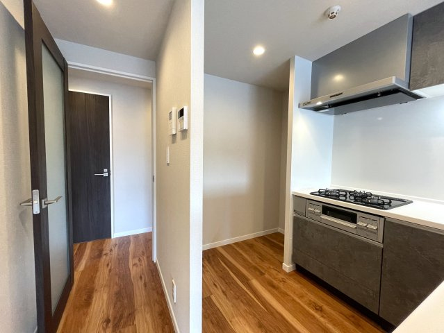 中途半端なリノベではない！玄関開けて、室内ぜーんぶ取っ払い、イチから組み立てちゃいました！な、『ダイアパレス東寺尾』リノベーションのキッチン|コンパクトなキッチンで掃除もラクラク