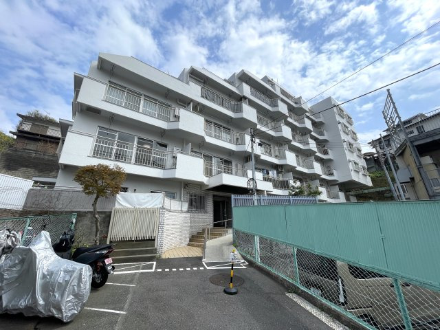 中途半端なリノベではない！玄関開けて、室内ぜーんぶ取っ払い、イチから組み立てちゃいました！な、『ダイアパレス東寺尾』リノベーションの外観|外はこのようになっています