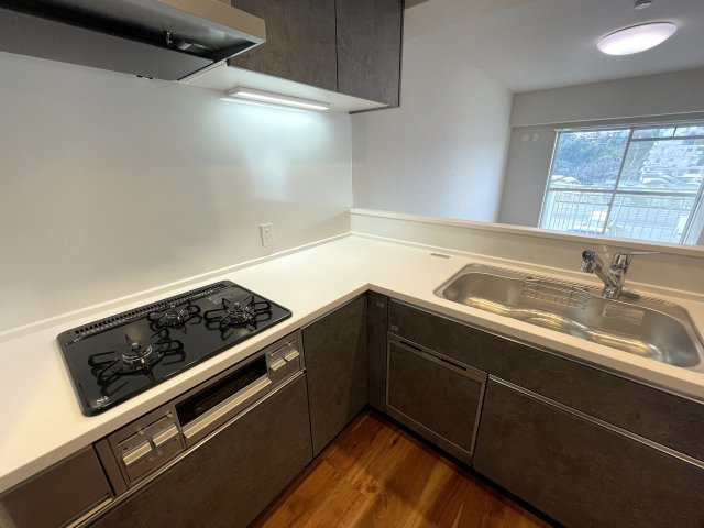 中途半端なリノベではない！玄関開けて、室内ぜーんぶ取っ払い、イチから組み立てちゃいました！な、『ダイアパレス東寺尾』リノベーションのキッチン|キッチンでお料理をお楽しみください