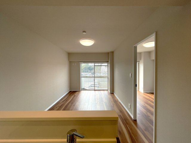 中途半端なリノベではない！玄関開けて、室内ぜーんぶ取っ払い、イチから組み立てちゃいました！な、『ダイアパレス東寺尾』リノベーションの居間・リビング|おしゃれな居間です