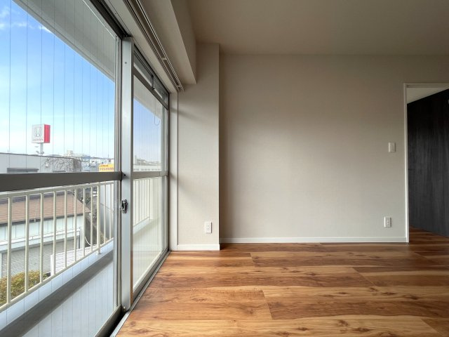 中途半端なリノベではない！玄関開けて、室内ぜーんぶ取っ払い、イチから組み立てちゃいました！な、『ダイアパレス東寺尾』リノベーションの居間・リビング|ゆったりとした居間です