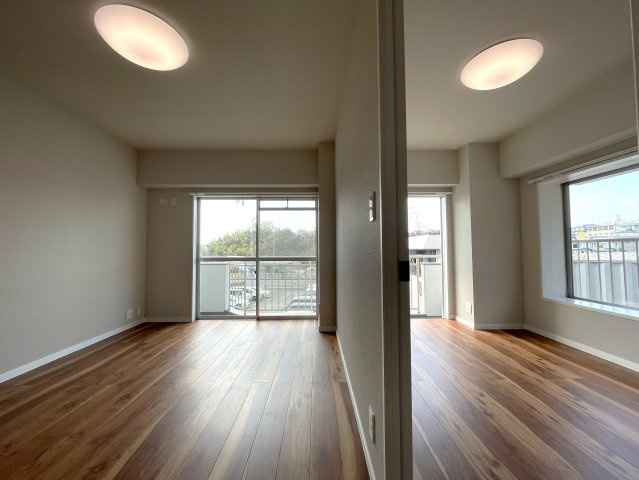 中途半端なリノベではない！玄関開けて、室内ぜーんぶ取っ払い、イチから組み立てちゃいました！な、『ダイアパレス東寺尾』リノベーションの居間・リビング|ゆったり過ごせる居間です