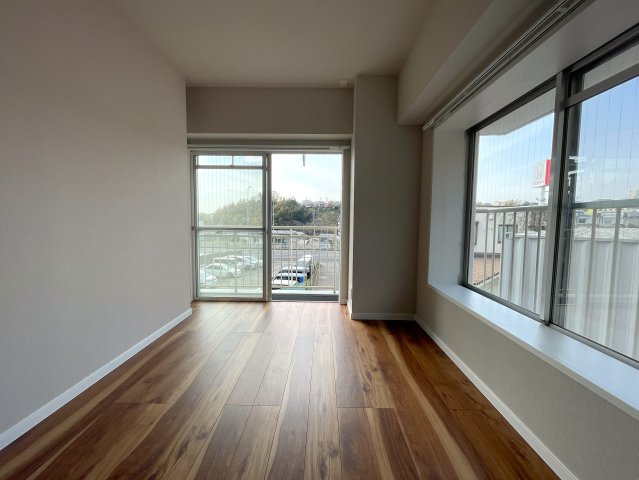 中途半端なリノベではない！玄関開けて、室内ぜーんぶ取っ払い、イチから組み立てちゃいました！な、『ダイアパレス東寺尾』リノベーションの洋室|個人の部屋や寝室として使える洋室です