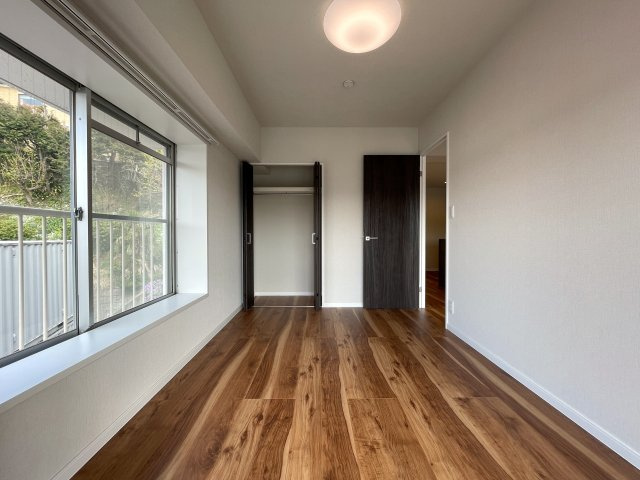 中途半端なリノベではない！玄関開けて、室内ぜーんぶ取っ払い、イチから組み立てちゃいました！な、『ダイアパレス東寺尾』リノベーションの洋室|スタンダードな洋室です