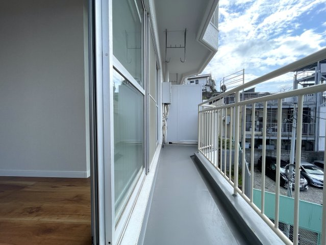 中途半端なリノベではない！玄関開けて、室内ぜーんぶ取っ払い、イチから組み立てちゃいました！な、『ダイアパレス東寺尾』リノベーションのバルコニー|バルコニーがあります