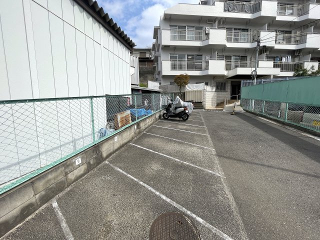 中途半端なリノベではない！玄関開けて、室内ぜーんぶ取っ払い、イチから組み立てちゃいました！な、『ダイアパレス東寺尾』リノベーションの駐輪場|バイク置場です