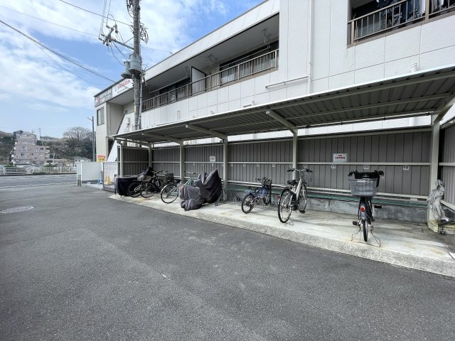 中途半端なリノベではない！玄関開けて、室内ぜーんぶ取っ払い、イチから組み立てちゃいました！な、『ダイアパレス東寺尾』リノベーションの駐輪場|自転車置場です