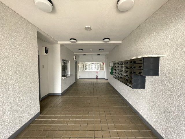 中途半端なリノベではない！玄関開けて、室内ぜーんぶ取っ払い、イチから組み立てちゃいました！な、『ダイアパレス東寺尾』リノベーションのエントランス