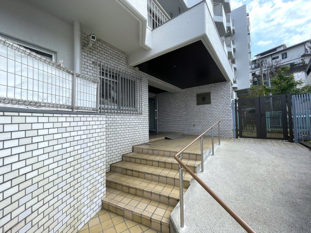 中途半端なリノベではない！玄関開けて、室内ぜーんぶ取っ払い、イチから組み立てちゃいました！な、『ダイアパレス東寺尾』リノベーションの外観|物件の外観です