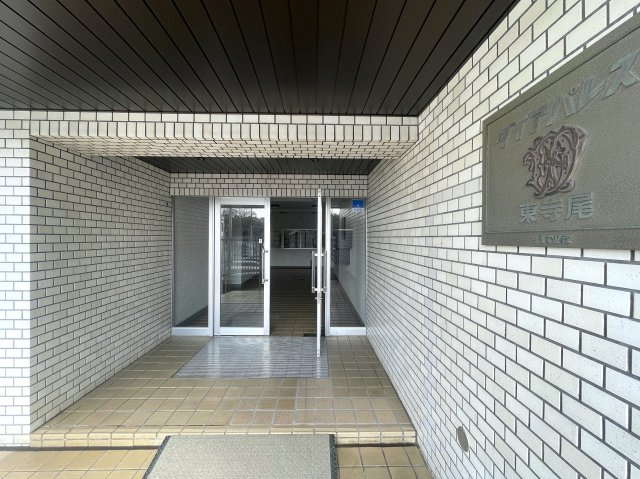 中途半端なリノベではない！玄関開けて、室内ぜーんぶ取っ払い、イチから組み立てちゃいました！な、『ダイアパレス東寺尾』リノベーションのエントランス|落ち着いたエントランスです
