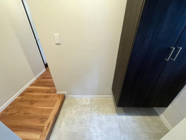 中途半端なリノベではない！玄関開けて、室内ぜーんぶ取っ払い、イチから組み立てちゃいました！な、『ダイアパレス東寺尾』リノベーションの玄関|落ち着いた玄関です