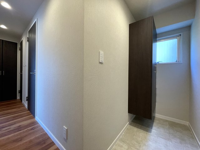 中途半端なリノベではない！玄関開けて、室内ぜーんぶ取っ払い、イチから組み立てちゃいました！な、『ダイアパレス東寺尾』リノベーションの玄関|玄関です