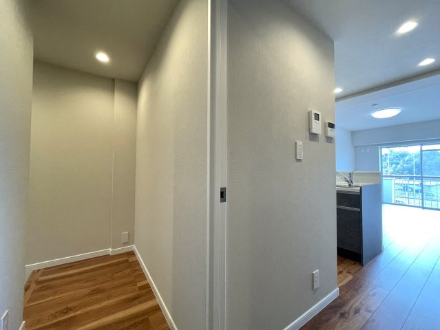 中途半端なリノベではない！玄関開けて、室内ぜーんぶ取っ払い、イチから組み立てちゃいました！な、『ダイアパレス東寺尾』リノベーションの内装|明るい室内です