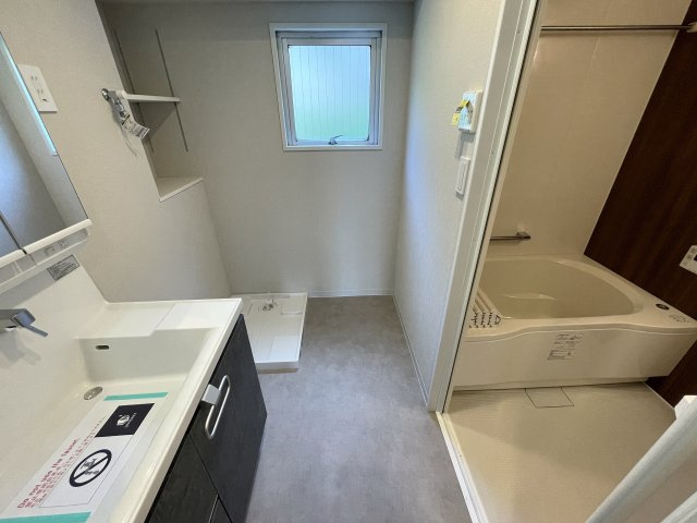 中途半端なリノベではない！玄関開けて、室内ぜーんぶ取っ払い、イチから組み立てちゃいました！な、『ダイアパレス東寺尾』リノベーションの脱衣所