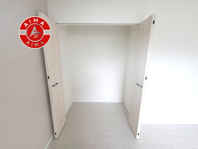 太宰府市梅ケ丘1丁目第2-2棟（1号棟）の収納|洋服や大きな荷物が多い方や人数の多いご家族などは、一般的なクローゼットよりもウォークインクローゼットのほうが使い勝手が良いです。